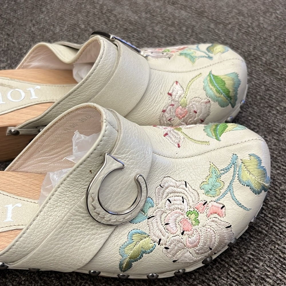 Christian Dior Embroidered Floral
Wooden Mules Size 35 - Picture 8 of 16